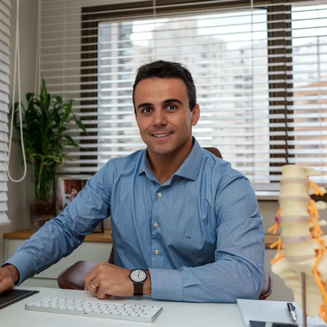 Dr. William Zarza, ortopedista especialista em coluna